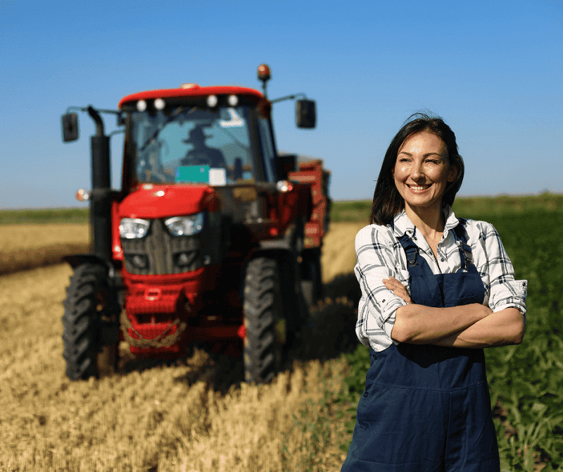 Bäuerin arbeitet mit ihrem Traktor am Feld