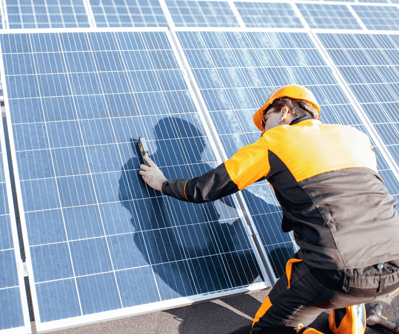 Arbeiter installierte Photovoltaikanlage, Arbeiter wartet Photovoltaikanlage