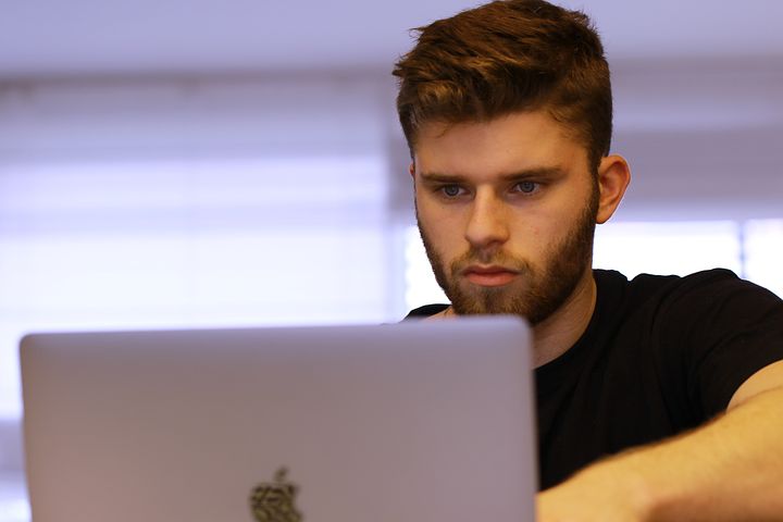 mitarbeiter macht online schulung auf laptop